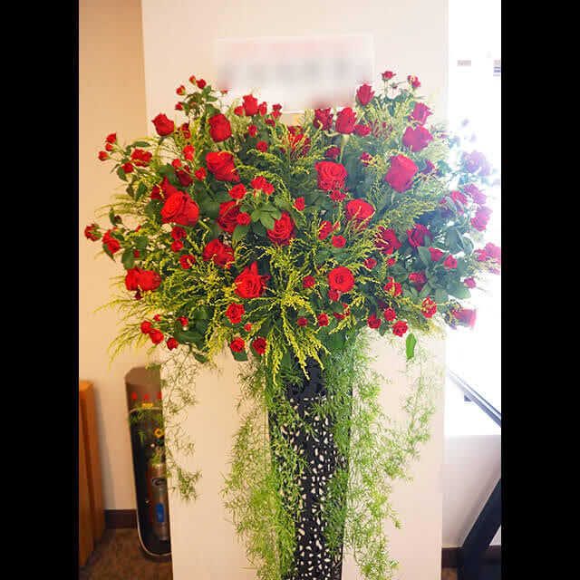 【配達回収無料】アイアンスタンド花 | 赤バラ、ソリダコ、スプレンゲリー、ドラセナ 他