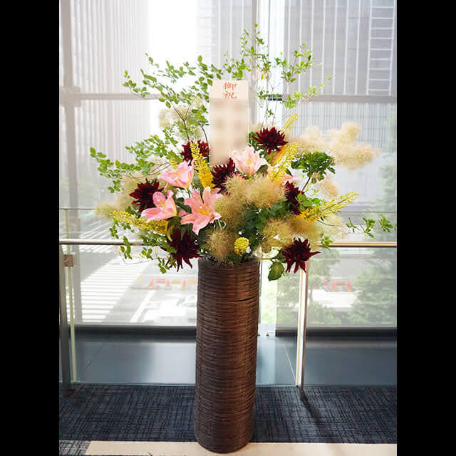 【配達無料】特大アレンジメント | ダリア、ユリ、スナップ、スモークツリー、ドウダンツツジ 他