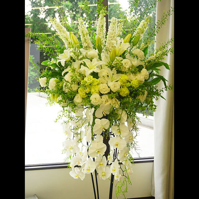 【配達回収無料】猫足スタンド花 | デルフィニューム、ユリ、トルコキキョウ、ピットスフォルム、雪柳 他