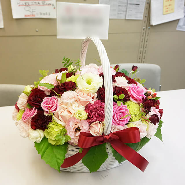 【配達無料】手提げ籠アレンジメント | バラ、カーネーション、アジサイ、トルコキキョウ、ヒペリカム、ハーブ 他