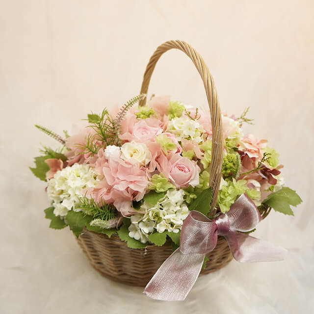 【配達無料】手提げ籠アレンジメント | バラ、トルコキキョウ、クリスマスローズ、アジサイ