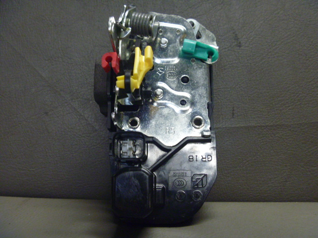 フロントドアラッチ/RH