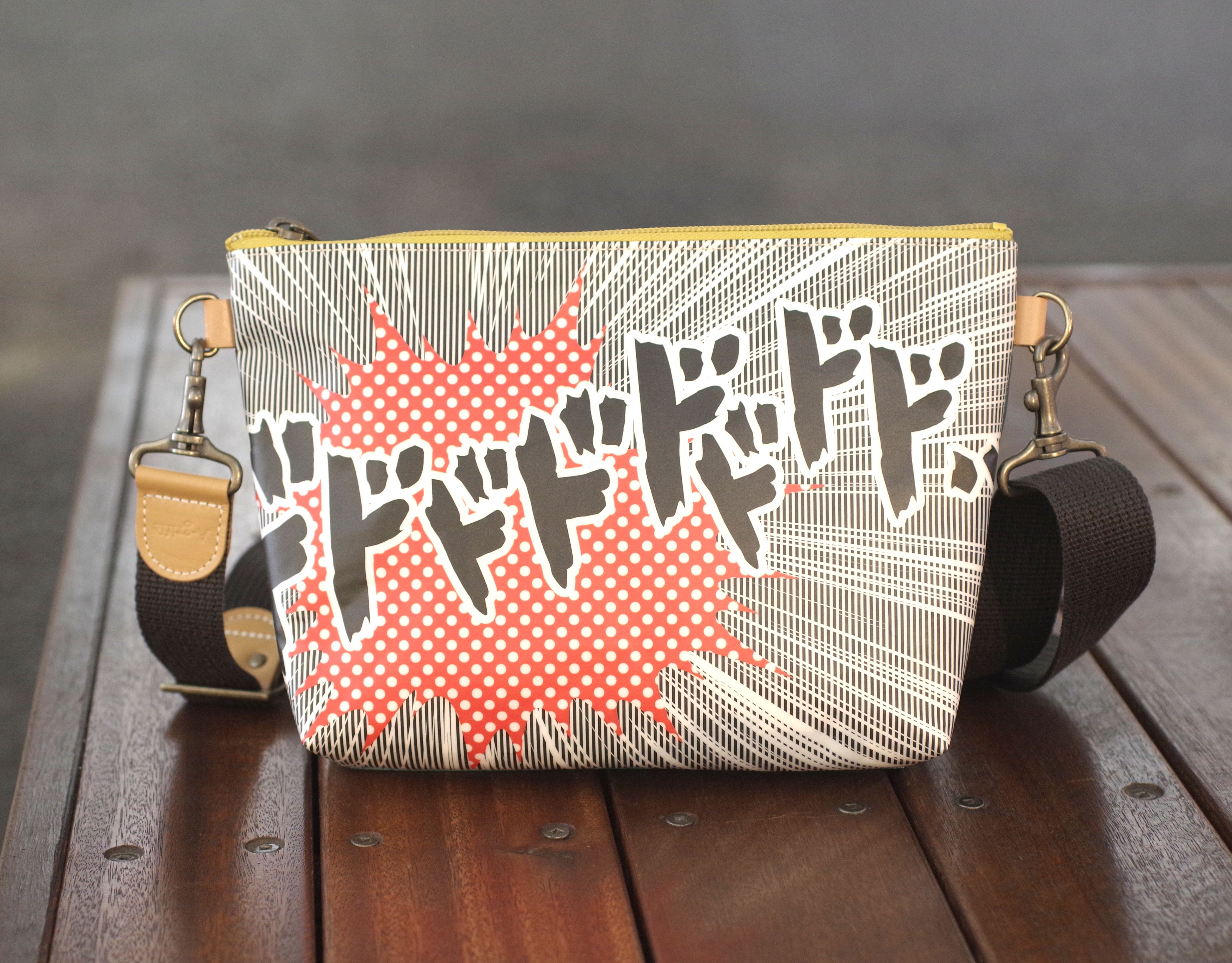 擬音アート×ピーコックグリーン色 ストラップ付ポーチ 03