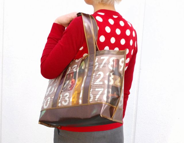 【世界に一つだけのトートバッグ】ヴィンテージアートトートメタリックハンドル　イタリア新聞×ペイント　ブロンズ色