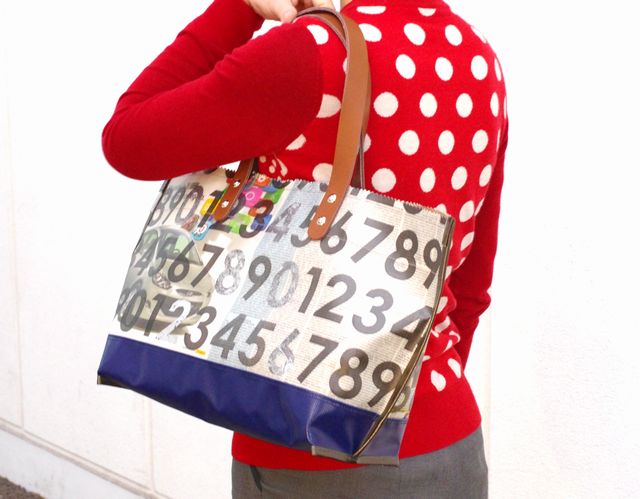 【世界に一つだけのトートバッグ】ヴィンテージアートトート牛革ハンドル　イタリア新聞×ペイント　