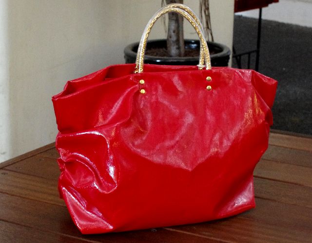 【超軽量チェーンバッグ】　ミディアムトート　シワ加工エナメル　レッド色　中サイズ　GirierMore