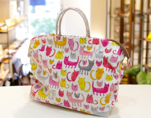 ★新柄 ネコ柄輸入生地　出来上がりました★【超軽量チェーントートバッグ】　ミディアムサイズトート　ネコイラスト柄 日本製　Girier More