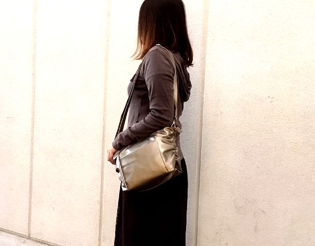 ”トラベルシリーズ”【超軽量チェーンバッグ】小ぶり、外ポケ付きなどトラベル仕様のチェーントート　ピンクブロンズ色　GirierMore