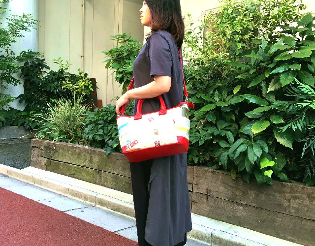 ★新型★【世界に一つだけのショルダートート】横長型トート小　ショルダーストラップ付　スカーレットレッド色　フランス、ドイツ新聞柄　