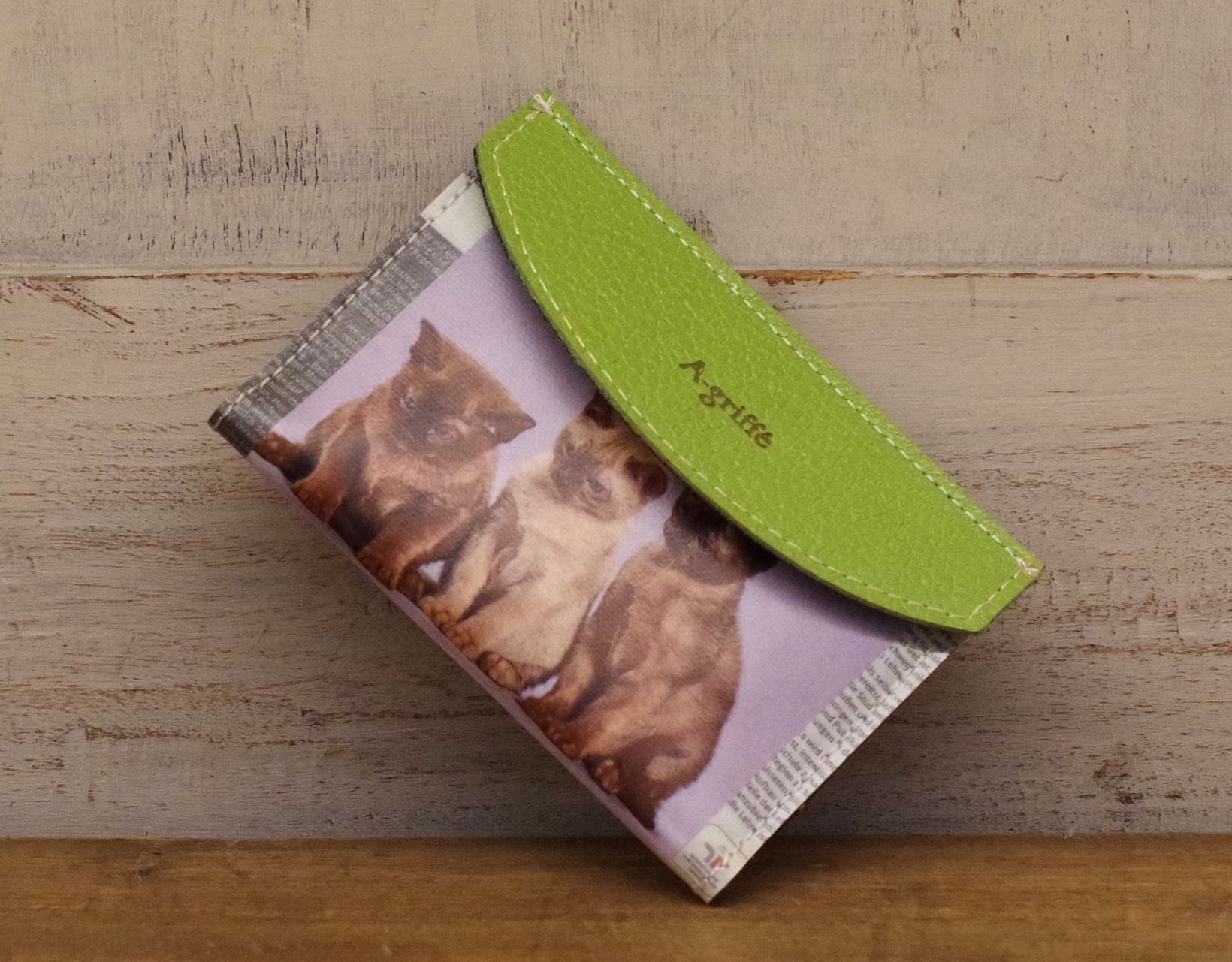 【ペーパー スモールウォレットシリーズ】 猫＆ヨーロッパ新聞柄＆牛革 カードケース 02