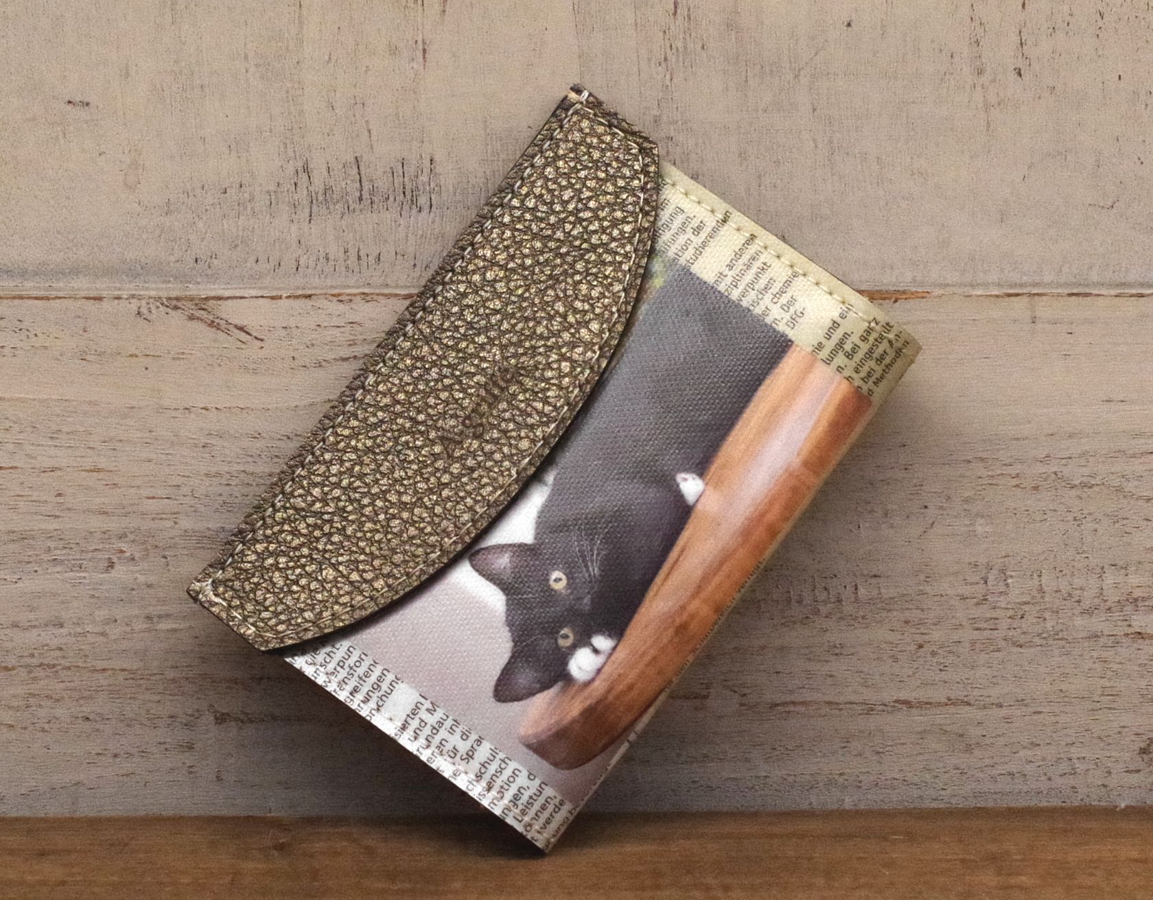 【ペーパー スモールウォレットシリーズ】 猫＆ヨーロッパ新聞柄＆牛革 カードケース 03