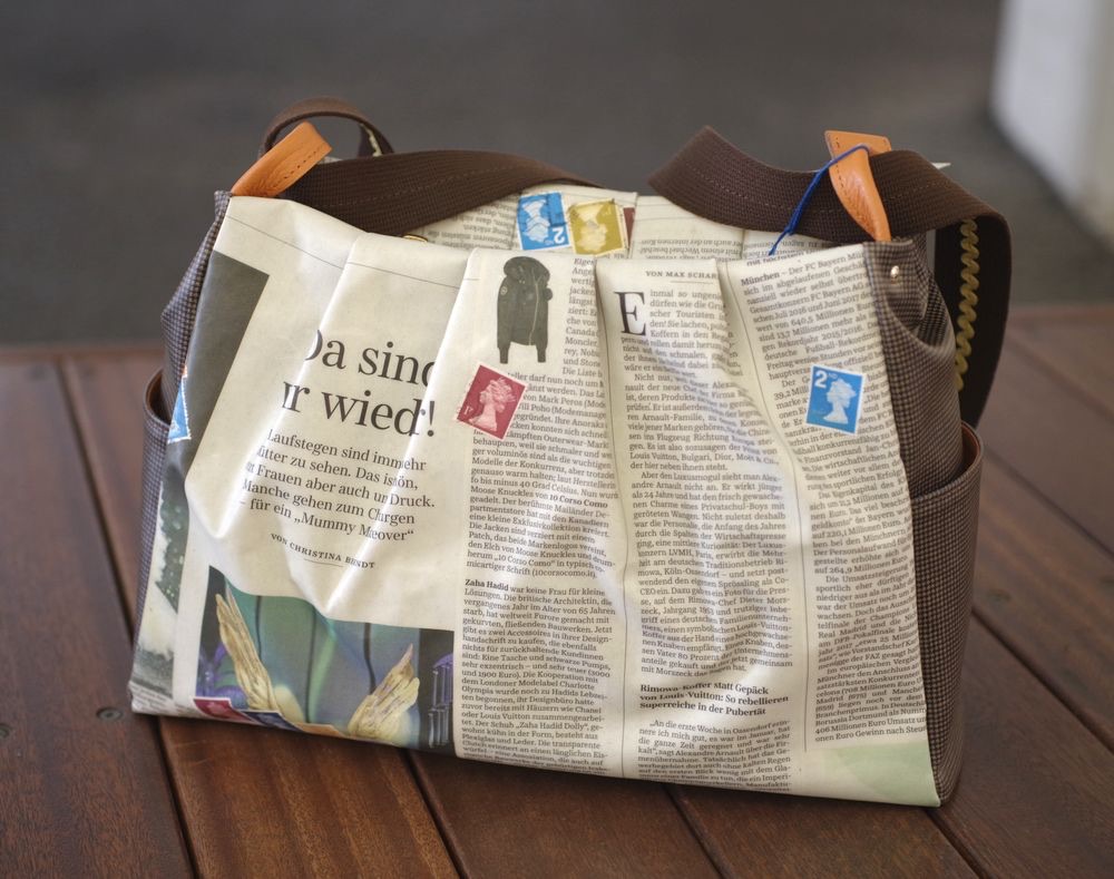 【世界に一つだけのショルダーバッグ】 ドイツ新聞柄 シェルポシェット ハウンドトゥース × オレンジ 色
