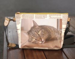 【世界に一つだけのショルダーバッグ】 ドイツ新聞×ネコ柄×ピーコックグリーン色 ストラップ付ポーチ 01