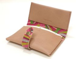 【軽量プリントレザー】　牛革カードケース　ピンクベージュ色フラワープリント柄　GIRIER MORE