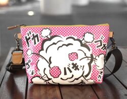 擬音アート×ピーコックグリーン色 ストラップ付ポーチ 01