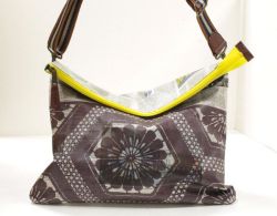 【世界に一つだけのショルダー兼クラッチバッグ】フランス、ドイツ新聞　クラッチ兼ショルダー　 和柄文様入り