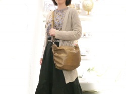 《新》【超軽量チェーンショルダートート】　ミディアムサイズ　クロコダイル型押し　キャメル色　日本製　GIRIER MORE