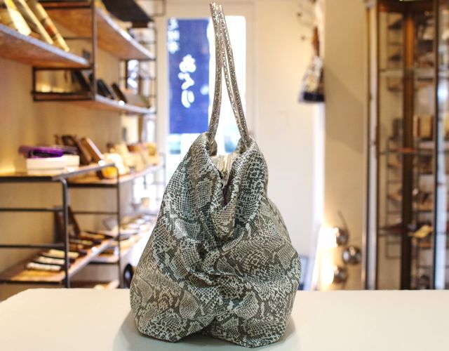 ☆新色パイソン柄アイボリー系【超軽量チェーントートバッグ