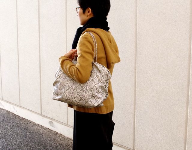 ☆新色パイソン柄アイボリー系【超軽量チェーントートバッグ】肩掛け