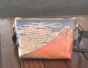 北斎浮世絵 赤富士×ピーコックグリーン色 ストラップ付ポーチ 01