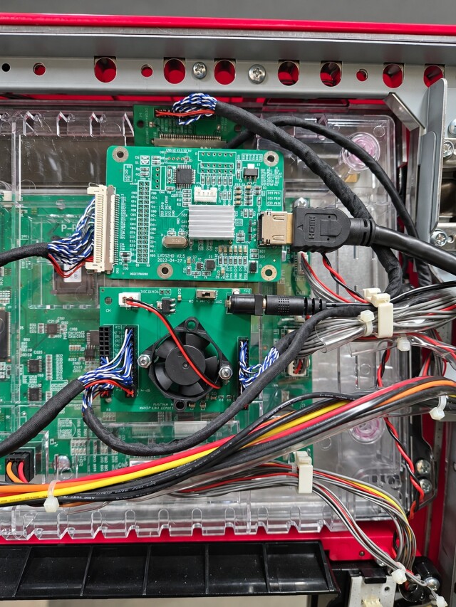 実機内部に取り付けた2枚の基板とHDMIケーブル