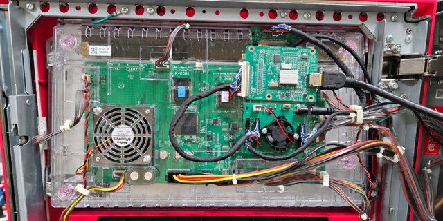 液晶ユニットの裏側に収まっている基板の全体