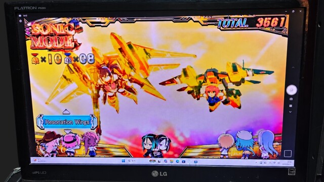 PCのモニターに実機の画面が大きく映っているところ