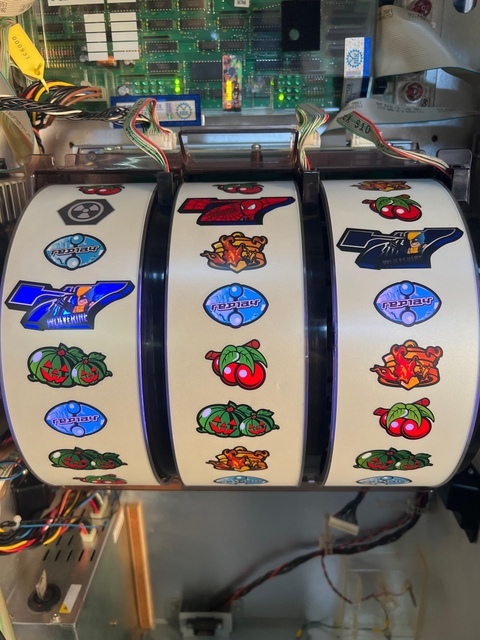 【中リールに凹み・ヒビ割れあり】【コイン不要機ブロンズ付き！】タイヨーエレック パチスロ マーベルヒーローズ No.16402