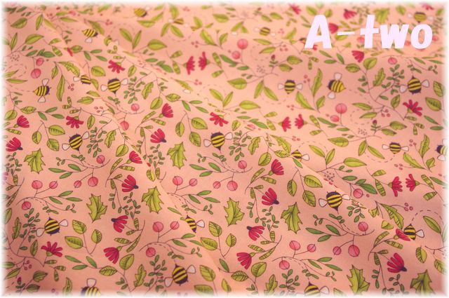 moda　PAINTED MEADOW　Bees　ピンク　48662-15　（約110cm幅×50cm）