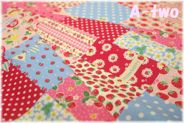 ストロベリーパッチ　レッド×ブルー　（約110cm幅×50cm）