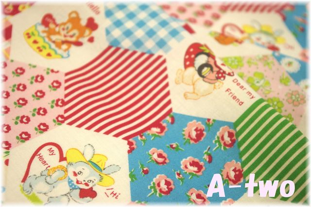 Doll Doll アニマルヘキサゴン　カラフルレッド　AT801896-A　（約110cm幅×50cm）