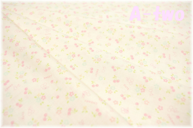 ミニミニチェリー　生成×パステル　AT826444-E　（約110cm幅×50cm）