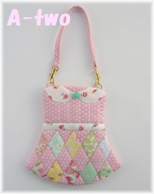 「Happy & Lovely Quilt」　No.13　ワンピース型のスマホポーチ