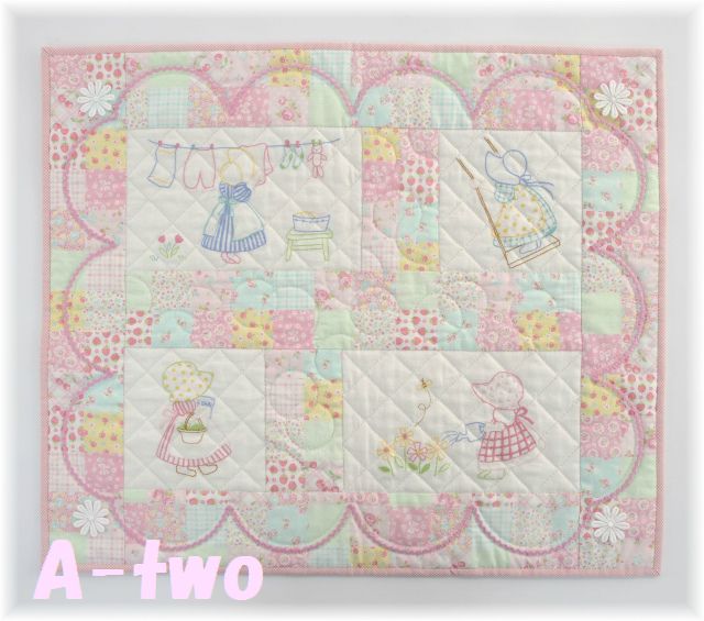 「Happy & Lovely Quilt」　No.20　スーの横長タペストリーとミニクッション