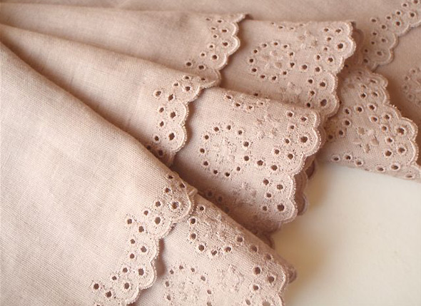 LECIEN　Wガーゼ   Embroidery Lace ベージュ (約107cm巾×50cm）