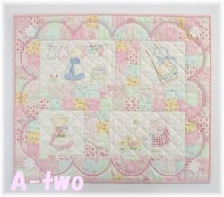 「Happy & Lovely Quilt」　No.20　スーの横長タペストリーとミニクッション