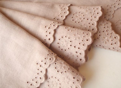 LECIEN　Wガーゼ   Embroidery Lace ベージュ (約107cm巾×50cm）