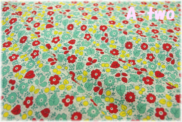 P&B Textiles　Toy Chest Florals　グリーン・レッド　00415　（約110cm幅×50cm）