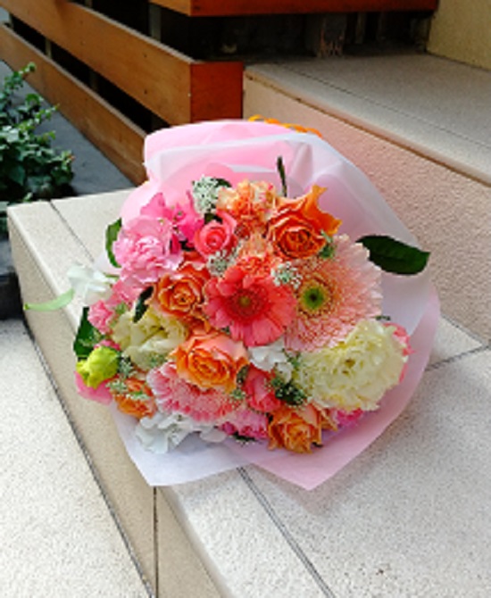 【美品】華やかなオレンジピンクの花束（アーティフィシャルフラワー）とブートニア ピンク×オレンジの華やかブーケ