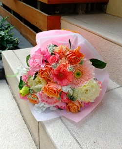 【美品】華やかなオレンジピンクの花束（アーティフィシャルフラワー）とブートニア ピンク×オレンジの華やかブーケ