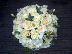 いろんな品種が入ります♪白バラＭＩＸのラウンドブーケ
