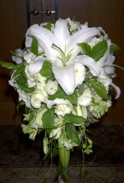 白ユリのショートキャスケードブーケ