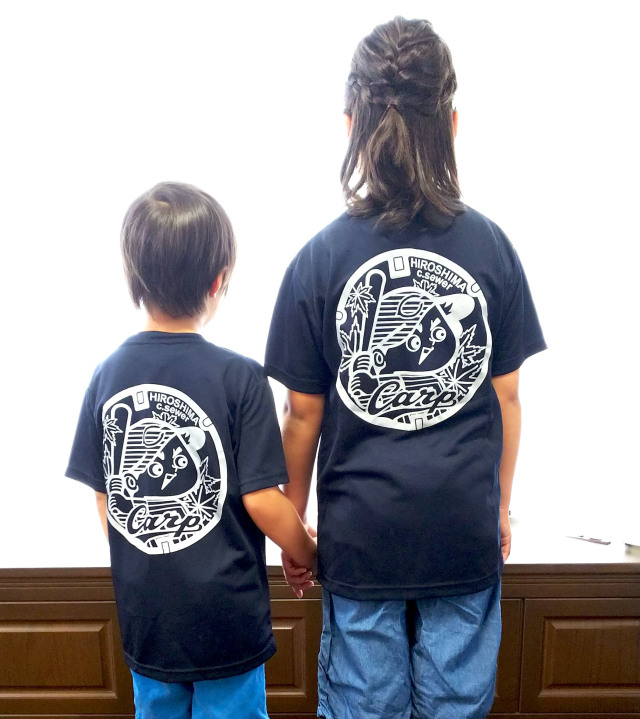 ご当地マンホールTシャツ 広島東洋カープ×広島市下水道局 ネイビー