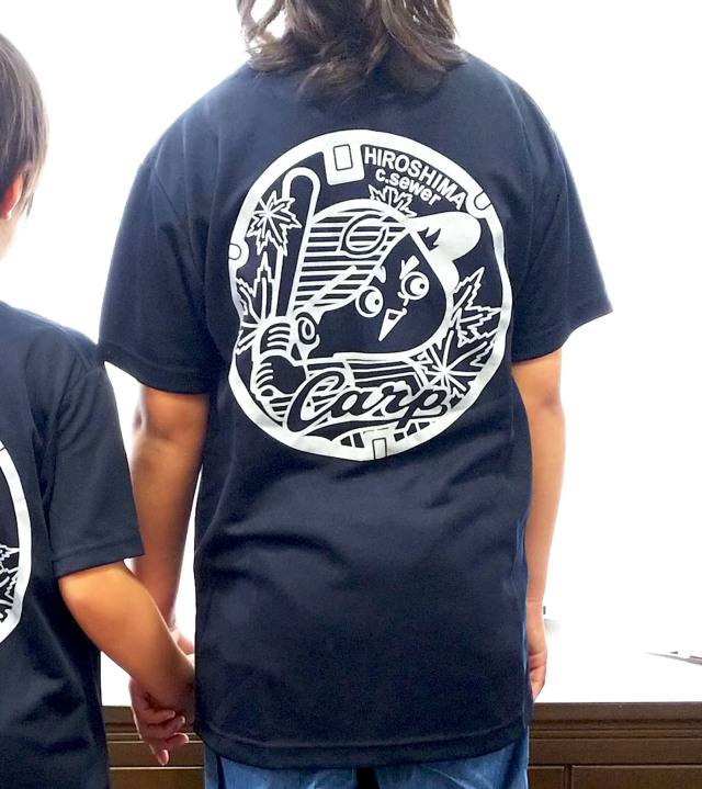 ご当地マンホールTシャツ 広島東洋カープ×広島市下水道局 ネイビー