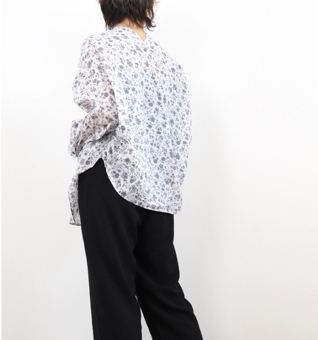 mizuiro ind ミズイロインド スモールフラワープリントVネックシャツ