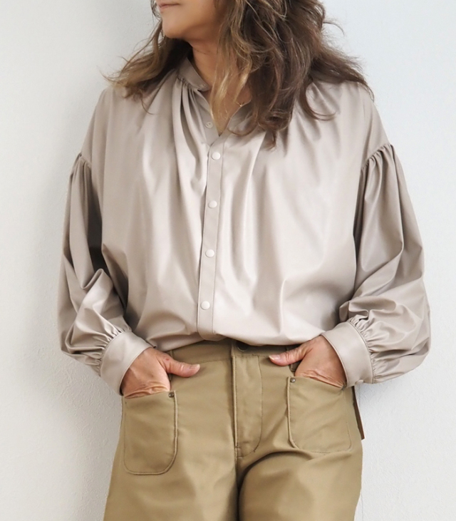MANON マノン アミカルシャツ 長袖 フェイクレザー ギャザーブラウス レディース
