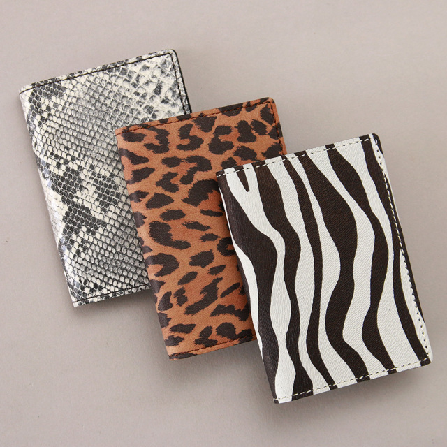 ブラン 全3色 アニマルプリントレザー 約枚のカードを携帯可能 シンプルな本革 二つ折りカードケース カードケース 二つ折り クリアポケット レディース アニマル柄 ゼブラ ヒョウ Agility Affa アジリティアッファ 0274