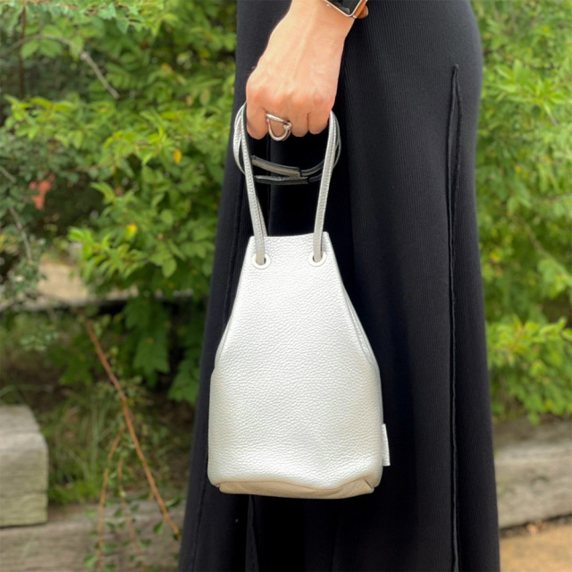 ブルジョン』(全2色)トレロW/丸みを帯びた巾着型フォルムで抜け感を