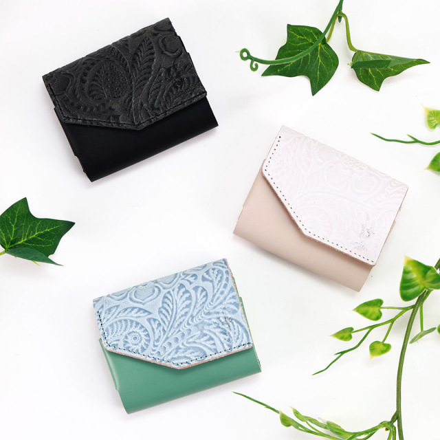 セルン』(全3色)ルビナス/現代らしく小さくリニューアルしたコンパクト