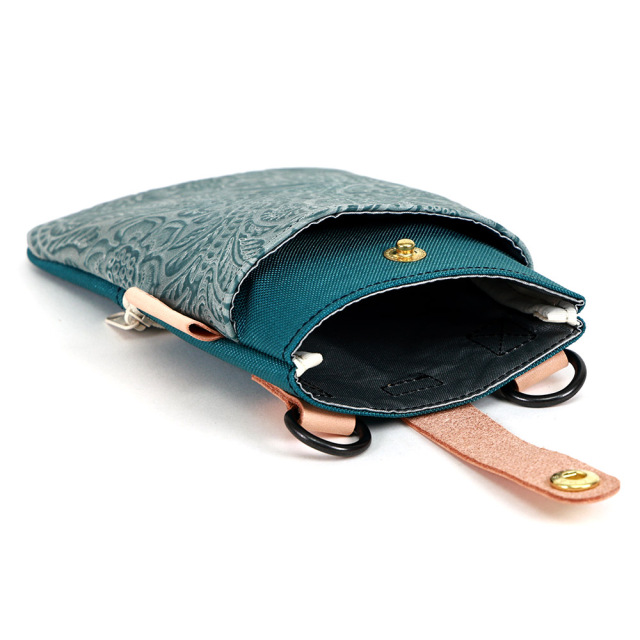 ウォーク』(全3色)フラワーエンボス/革×ナイロン 現代向けに